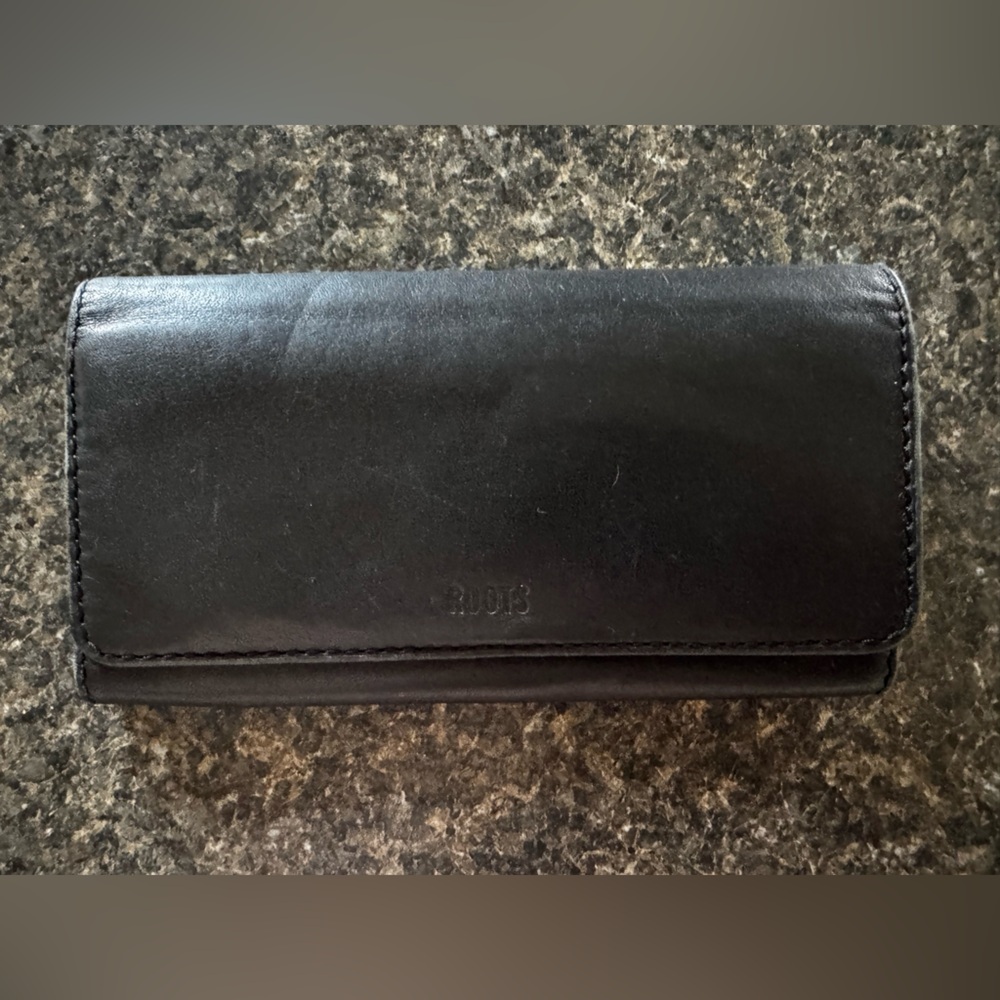 Roots Genuine Leather Long Wallet Made in Canada - Picture 2 of 10